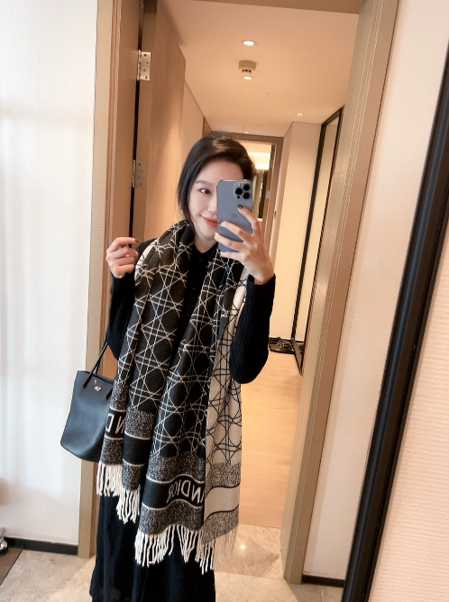 Stylish Geometric Pattern Wool Scarf for Women
